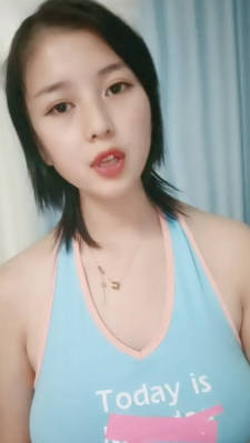 童颜巨乳 新人报道 谁玩谁过瘾 衣服往上一撩 巨乳尤物就呈现 让人蠢蠢欲动 春心难眠!