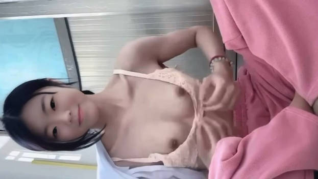 现在的大学生真开放!广州暨南大学05年小母狗极品白虎馒头逼女大「钟绮晴」被男友投稿性爱视频,应征夫妻一起玩交换