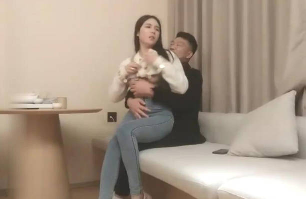 约了个颜值不错丰满白衣少妇,沙发扣逼床上口交大力猛操,很是诱惑喜欢不要错过