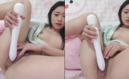 清纯校园女神,家中下海:当一个女孩拿着肉棒自慰快要高潮的时候,妈妈突然推门进来,你什么反应当场社死呀
