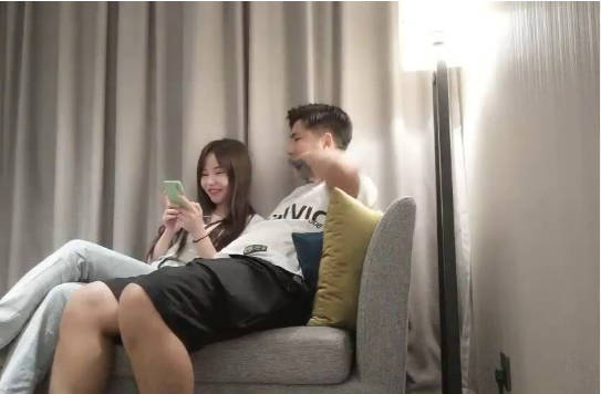 牛仔裤网红脸妹子,沙发调情口交再到床上骑乘抽插,被捅菊花疼不让操了