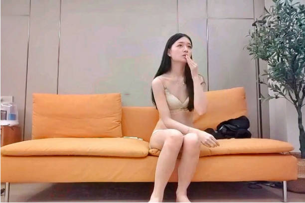 我X流鼻血啊,女神首次露脸 有点惊为天人的感觉,太漂亮了吧,身材还这么棒