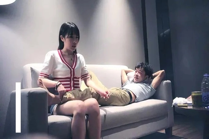 甜美牛仔短裤妹子,穿上白色网袜沙发上骑坐抽插,床上侧入大力猛操呻吟