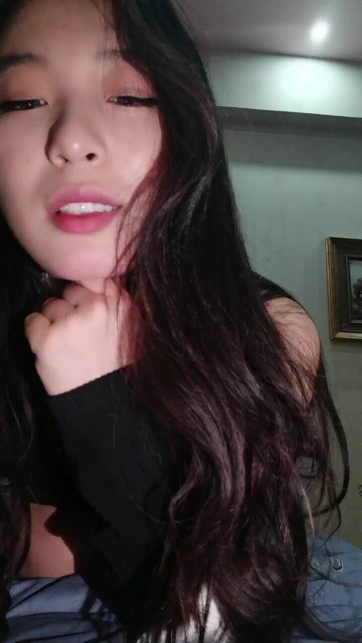 极品尤物!舌钉女神初下海!跳脱衣舞很专业,顶级美腿包臀裙,扭起来针不错,翘起美臀多毛骚穴