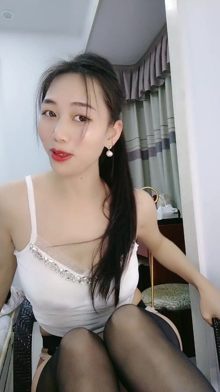性感红唇美女!说话温柔极度诱惑!吊带黑丝扭腰摆臀,脱下内裤翘美臀,掰穴特写呻吟小骚货