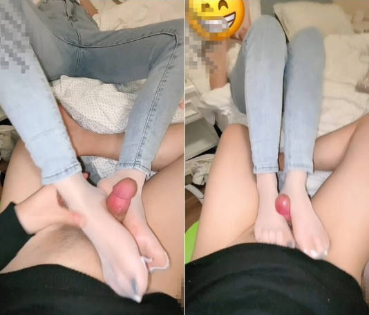 库里白丝 粉嫩小脚配白丝 直接玉足出来保养液，被我这种足交哥哥你能撑多久呀？足交射精