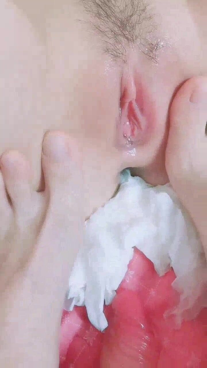百合姐妹花小受撅着屁股让大姐玩弄,吃奶玩逼道具抽插,菊花都给爆了,穿上带鸡巴的内裤后入爆草浪叫不止