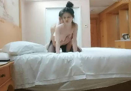 【91沈先森】小姐姐被逗得花枝乱颤，白嫩苗条黑丝主动，捂嘴后入别样性爱