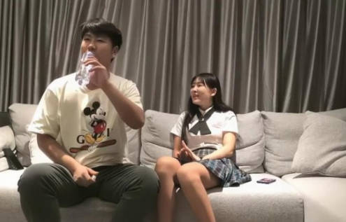 小宝寻花约了个童颜大奶萌妹子啪啪，JK装口交舔弄上位骑乘抽插猛操